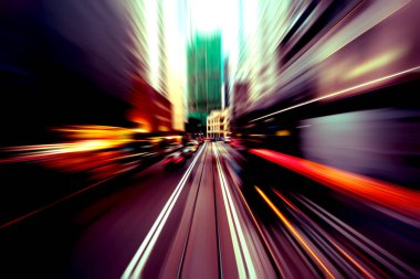 Şehirdeki trafik ışık parkurlarının soyut görüntüsü