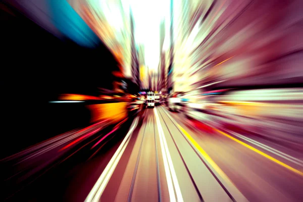Şehirdeki trafik ışık parkurlarının soyut görüntüsü