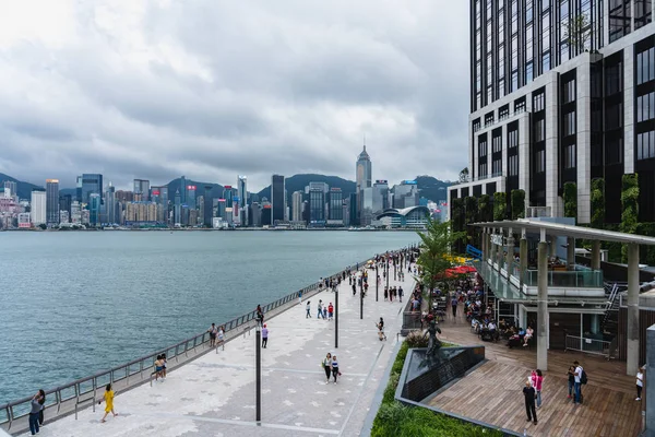 Touristen besuchen die Allee der Sterne, hong kong — Stockfoto