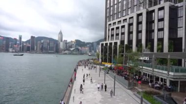 Hong Kong, Çin, Haziran 02, 2019: Timelapse/yıldızlar Avenue ziyaret turistler Hyperlapse. Avenue of Stars, Hong Kong 'daki Victoria Limanı 'nda yer almaktadır. Ve 2019 içinde yeniden
