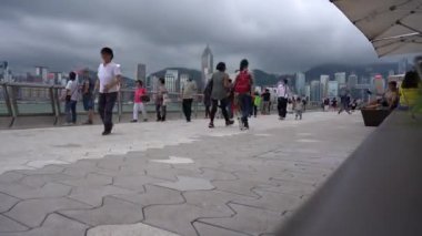 Hong Kong, Çin, Haziran 02, 2019: Timelapse/yıldızlar Avenue ziyaret turistler Hyperlapse. Avenue of Stars, Hong Kong 'daki Victoria Limanı 'nda yer almaktadır. Ve 2019 içinde yeniden