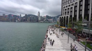 Hong Kong, Çin, Haziran 02, 2019: Timelapse/yıldızlar Avenue ziyaret turistler Hyperlapse. Avenue of Stars, Hong Kong 'daki Victoria Limanı 'nda yer almaktadır. Ve 2019 içinde yeniden