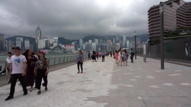 Hong Kong, Çin, 02 Haziran 2019: Yıldızlar Bulvarı 'nı ziyaret eden turistler. Avenue of Stars, Hong Kong 'daki Victoria Limanı 'nda yer almaktadır. Ve 2019 içinde yeniden