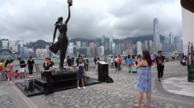 Hong Kong, Çin, 02 Haziran 2019: Yıldızlar Bulvarı 'nı ziyaret eden turistler. Avenue of Stars, Hong Kong 'daki Victoria Limanı 'nda yer almaktadır. Ve 2019 içinde yeniden