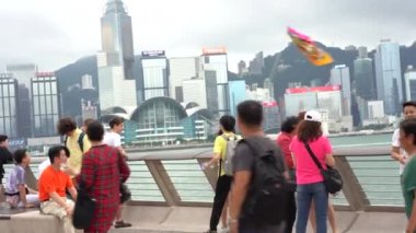 Hong Kong, Çin, 02 Haziran 2019: Yıldızlar Bulvarı 'nı ziyaret eden turistler. Avenue of Stars, Hong Kong 'daki Victoria Limanı 'nda yer almaktadır. Ve 2019 içinde yeniden