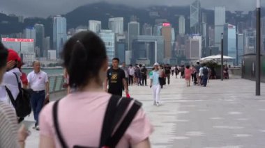 Hong Kong, Çin, 02 Haziran 2019: Yıldızlar Bulvarı 'nı ziyaret eden turistler. Avenue of Stars, Hong Kong 'daki Victoria Limanı 'nda yer almaktadır. Ve 2019 içinde yeniden