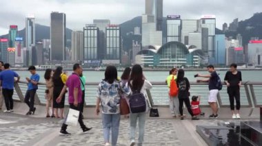 Hong Kong, Çin, 02 Haziran 2019: Yıldızlar Bulvarı 'nı ziyaret eden turistler. Avenue of Stars, Hong Kong 'daki Victoria Limanı 'nda yer almaktadır. Ve 2019 içinde yeniden