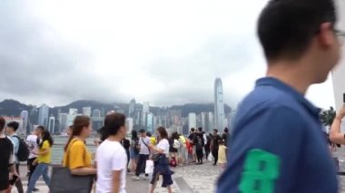 Hong Kong, Çin, 02 Haziran 2019: Yıldızlar Bulvarı 'nı ziyaret eden turistler. Avenue of Stars, Hong Kong 'daki Victoria Limanı 'nda yer almaktadır. Ve 2019 içinde yeniden