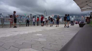 Hong Kong, Çin, 02 Haziran 2019: Yıldızlar Bulvarı 'nı ziyaret eden turistler. Avenue of Stars, Hong Kong 'daki Victoria Limanı 'nda yer almaktadır. Ve 2019 içinde yeniden