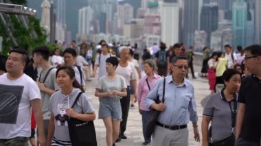Hong Kong, Çin, Haziran 02, 2019: Hong Kong en çok ziyaret edilen turistik biri olan yıldızları Avenue ziyaret turistler yavaş hareket.