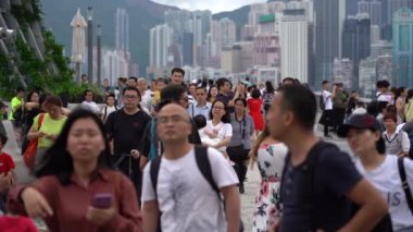 Hong Kong, Çin, Haziran 02, 2019: Hong Kong en çok ziyaret edilen turistik biri olan yıldızları Avenue ziyaret turistler yavaş hareket.