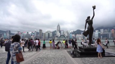 Hong Kong, Çin, Haziran 02, 2019: Hong Kong en çok ziyaret edilen turistik biri olan yıldızları Avenue ziyaret turistler yavaş hareket.