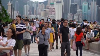 Hong Kong, Çin, Haziran 02, 2019: Hong Kong en çok ziyaret edilen turistik biri olan yıldızları Avenue ziyaret turistler yavaş hareket.