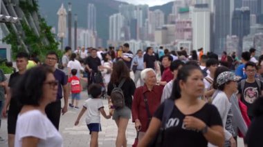 Hong Kong, Çin, Haziran 02, 2019: Hong Kong en çok ziyaret edilen turistik biri olan yıldızları Avenue ziyaret turistler yavaş hareket.