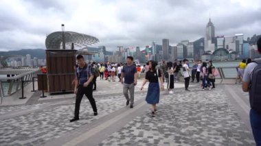 Hong Kong, Çin, Haziran 02, 2019: Hong Kong en çok ziyaret edilen turistik biri olan yıldızları Avenue ziyaret turistler yavaş hareket.