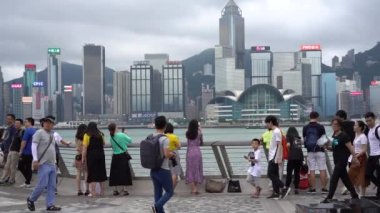Hong Kong, Çin, Haziran 02, 2019: Hong Kong en çok ziyaret edilen turistik biri olan yıldızları Avenue ziyaret turistler yavaş hareket.