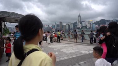 Hong Kong, Çin, Haziran 02, 2019: Hong Kong en çok ziyaret edilen turistik biri olan yıldızları Avenue ziyaret turistler yavaş hareket.