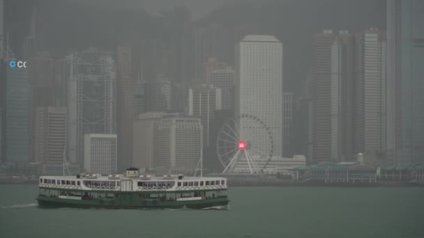 中国香港 2019年6月2日 维多利亚港和港岛天际线在雨天缓慢移动 — 图库视频影像