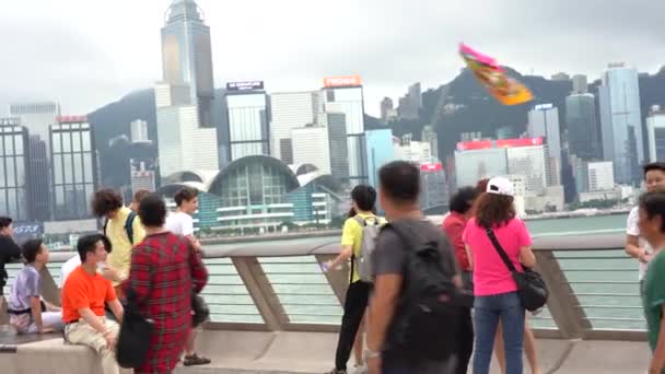 中国香港 2019年6月2日 参观星光大道的游客 星光大道位于香港维多利亚港沿岸 2019年重新开放 — 图库视频影像