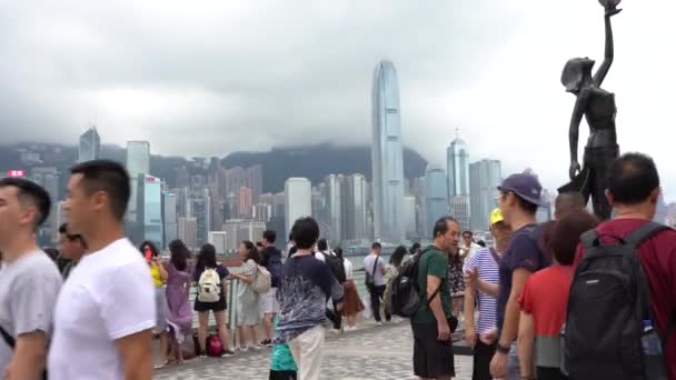 中国香港 2019年6月2日 参观星光大道的游客 星光大道位于香港维多利亚港沿岸 2019年重新开放 — 图库视频影像