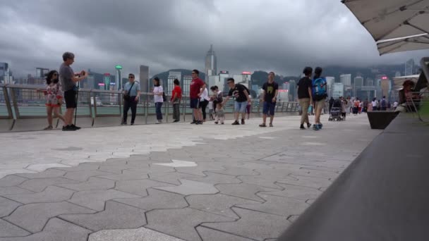 6月02 2019 星の大通りを訪れる観光客 星の大通りは 香港のビクトリア港に沿って位置しています 2019で再オープン — ストック動画