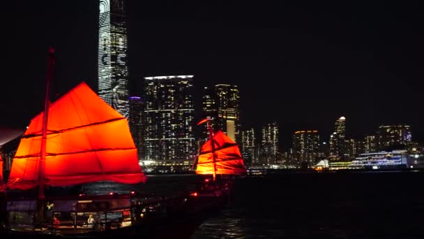 Гонконг Місто Нічний Погляд Червоно Вітрило Сміттєві Човни — стокове відео