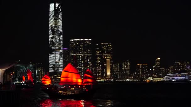 Cidade Hong Kong Vista Noturna Com Barcos Vela Vermelha Lixo — Vídeo de Stock