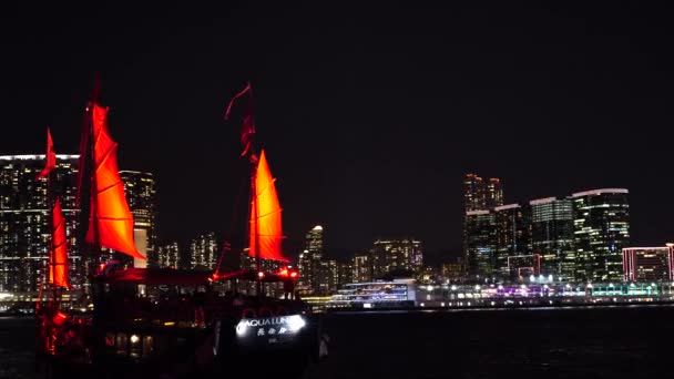 Hong Kong City Vista Notturna Con Barche Spazzatura Vela Rossa — Video Stock