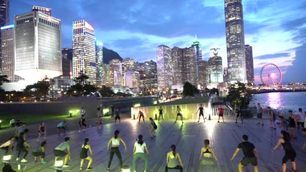 中国香港 2019年6月3日 日落时在塔玛公园锻炼的一群运动民族的慢速动议 — 图库视频影像