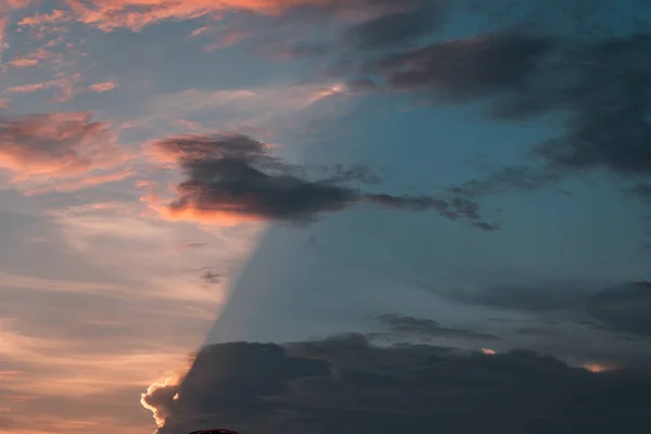 Csodás naplemente a háttérben a felhős égbolton — Stock Fotó