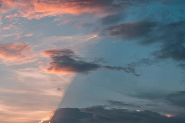 Закат облачного неба на заднем плане — стоковое фото