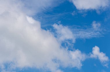 Bulutlu mavi gökyüzü. arkaplan veya doku için