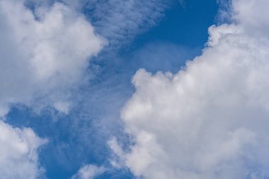 Bulutlu mavi gökyüzü. arkaplan veya doku için