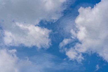 Bulutlu mavi gökyüzü. arkaplan veya doku için