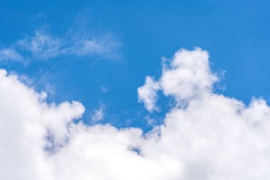 Bulutlu mavi gökyüzü. arkaplan veya doku için