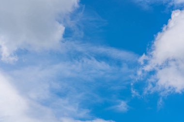 Bulutlu mavi gökyüzü. arkaplan veya doku için