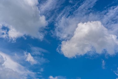 Bulutlu mavi gökyüzü. arkaplan veya doku için