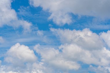 Bulutlu mavi gökyüzü. arkaplan veya doku için