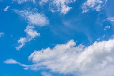 Bulutlu mavi gökyüzü. arkaplan veya doku için