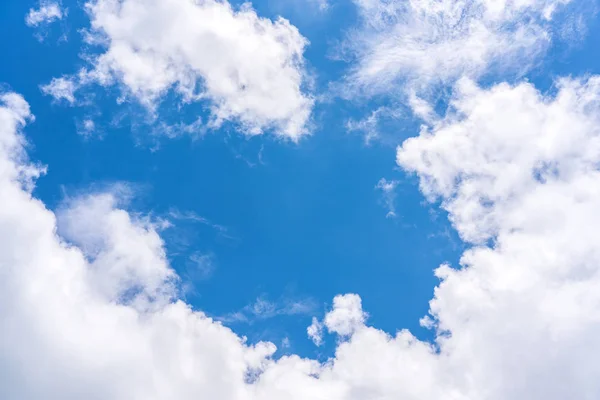 Blauwe lucht met wolken. voor achtergrond of textuur — Stockfoto