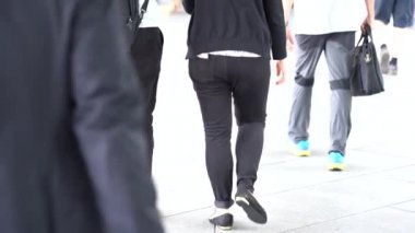 Yavaş hareket insanlar yürüyüş askıya yaya köprüsü kavşak trafik sokak.