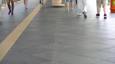 Yavaş hareket insanlar yürüyüş askıya yaya köprüsü kavşak trafik sokak.
