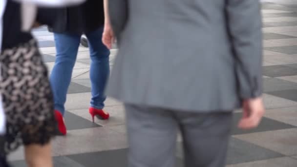 Lassított Emberek Gyaloglás Felfüggesztett Footbridge Crossroad Közlekedési Utca — Stock videók