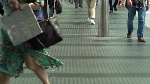 Slow Motion Ludzi Chodzenie Zawieszony Kładka Poprzedrogowa Ulica Ruchu — Wideo stockowe