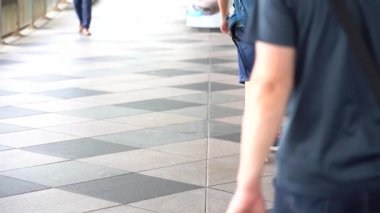 Hong Kong, Çin, 05 Haziran 2019: yavaş hareket insanlar askıya yaya köprüsü kavşak trafik sokak yürüyüş. Meşgul yaşam tarzı Hong Kong. Asya yerlileri ve turistler Centra yaya köprüsü geçiş