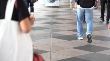 Hong Kong, Çin, 05 Haziran 2019: yavaş hareket insanlar askıya yaya köprüsü kavşak trafik sokak yürüyüş. Meşgul yaşam tarzı Hong Kong. Asya yerlileri ve turistler Centra yaya köprüsü geçiş