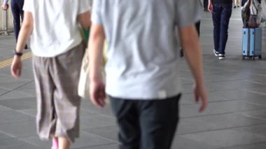 Hong Kong, Çin, 05 Haziran 2019: yavaş hareket insanlar askıya yaya köprüsü kavşak trafik sokak yürüyüş. Meşgul yaşam tarzı Hong Kong. Asya yerlileri ve turistler Centra yaya köprüsü geçiş