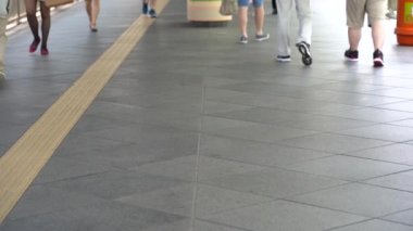 Hong Kong, Çin, 05 Haziran 2019: yavaş hareket insanlar askıya yaya köprüsü kavşak trafik sokak yürüyüş. Meşgul yaşam tarzı Hong Kong. Asya yerlileri ve turistler Centra yaya köprüsü geçiş