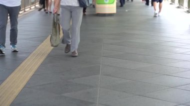 Hong Kong, Çin, 05 Haziran 2019: yavaş hareket insanlar askıya yaya köprüsü kavşak trafik sokak yürüyüş. Meşgul yaşam tarzı Hong Kong. Asya yerlileri ve turistler Centra yaya köprüsü geçiş