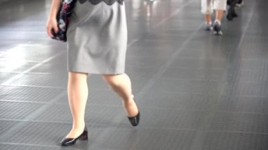 Hong Kong, Çin, 05 Haziran 2019: yavaş hareket insanlar askıya yaya köprüsü kavşak trafik sokak yürüyüş. Meşgul yaşam tarzı Hong Kong. Asya yerlileri ve turistler Centra yaya köprüsü geçiş